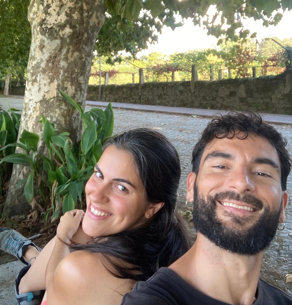 Diana en João lachend onder een plataan in het noorden van Portugal