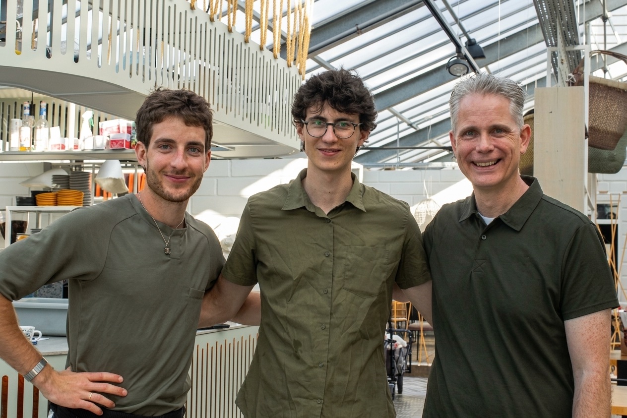 Erik Beks van FixFerm met twee internationale medewerkers in het restaurant van het recreatiepark