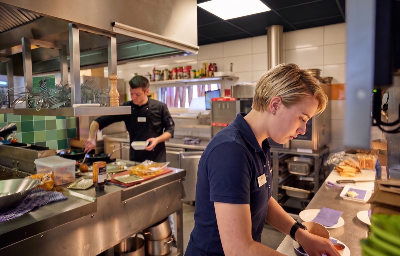 Internationale medewerker maakt een gerecht op in de keuken