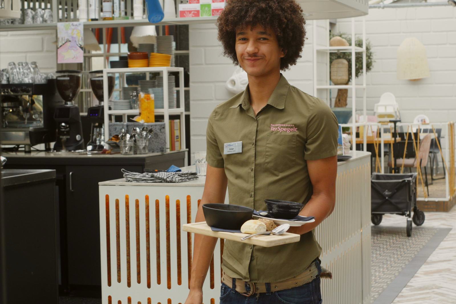 Medewerker in de bediening met een dienblad