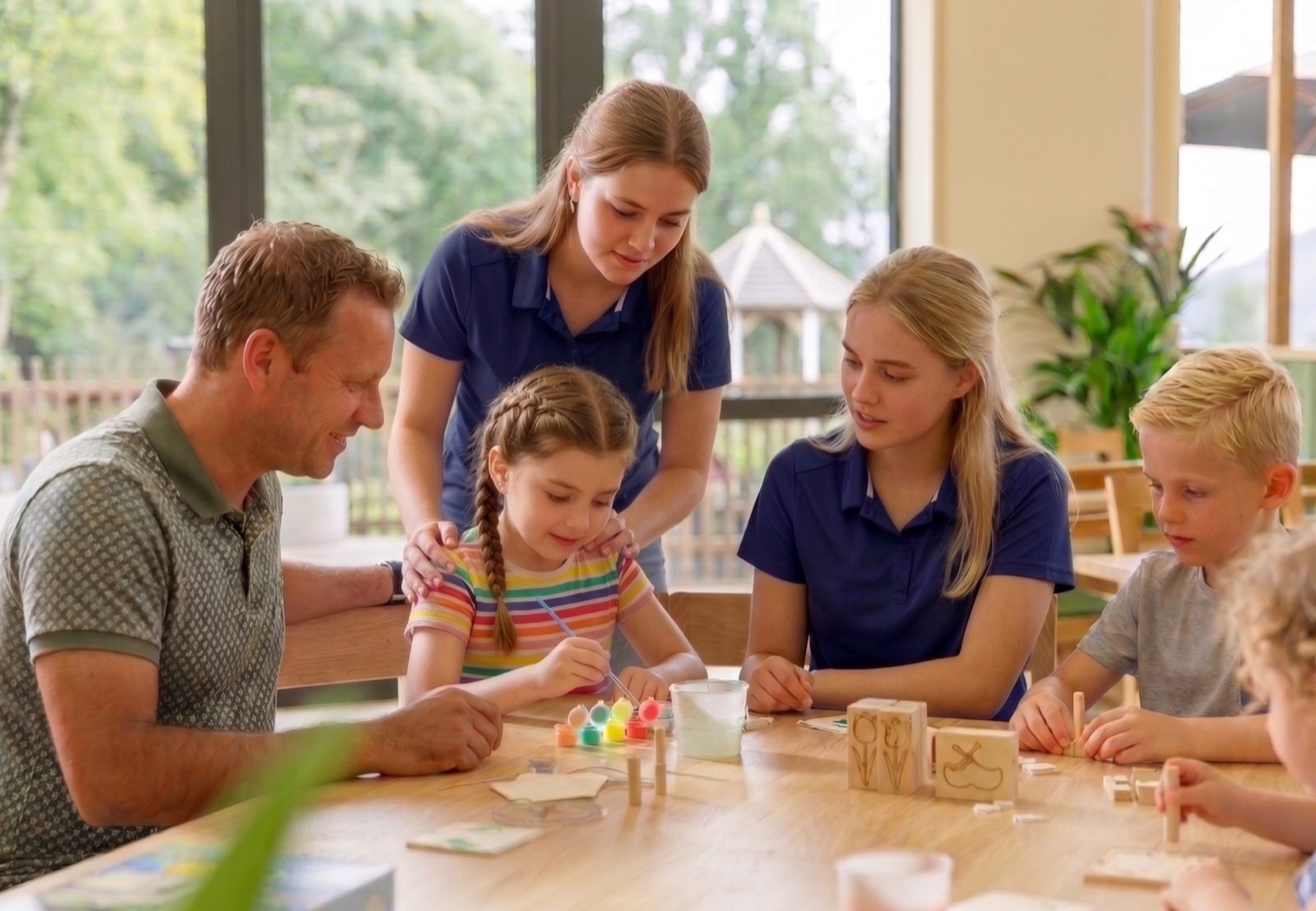 Medewerkers begeleiden een activiteit met gasten op een recreatiepark