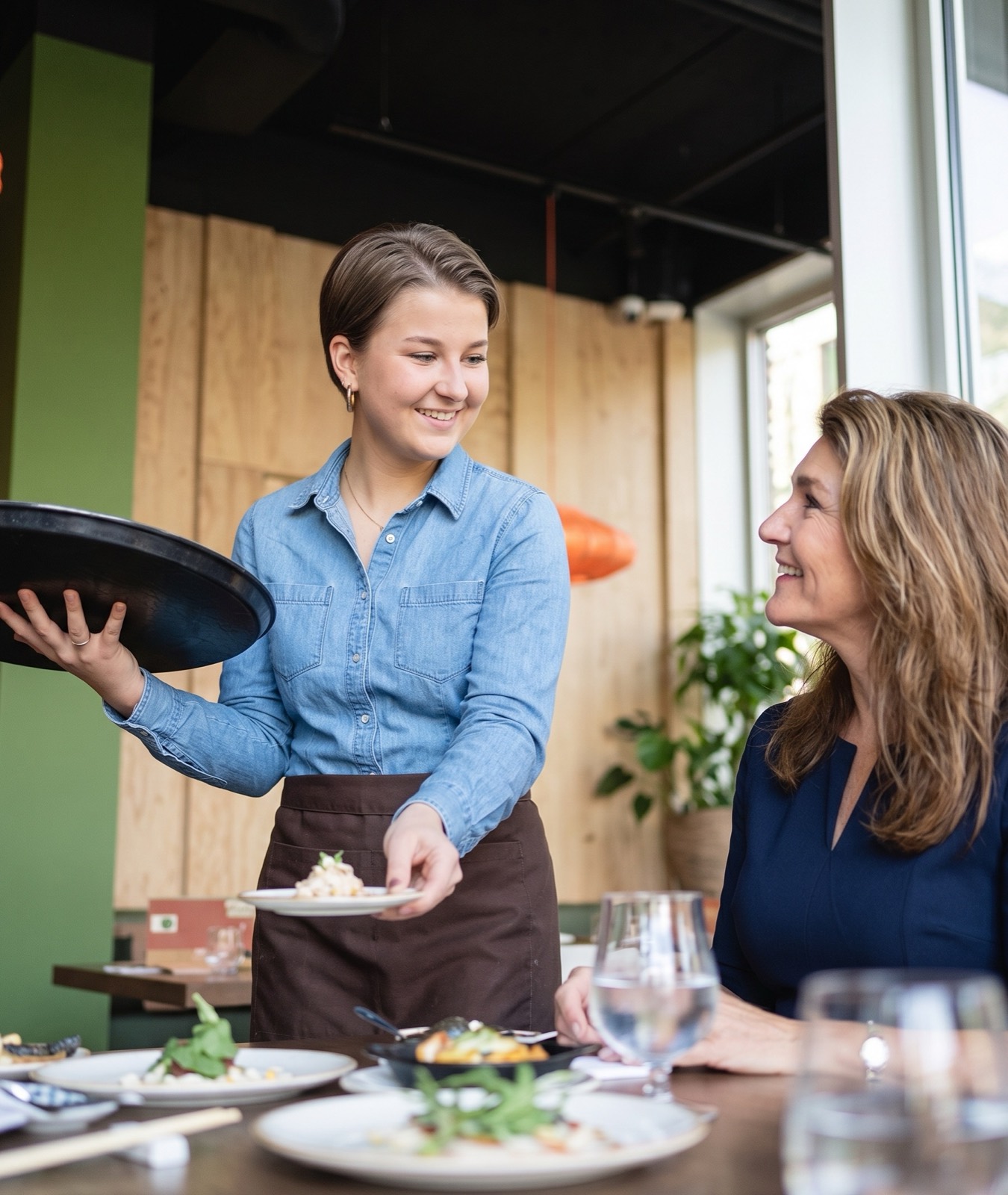Medewerker serveert uit